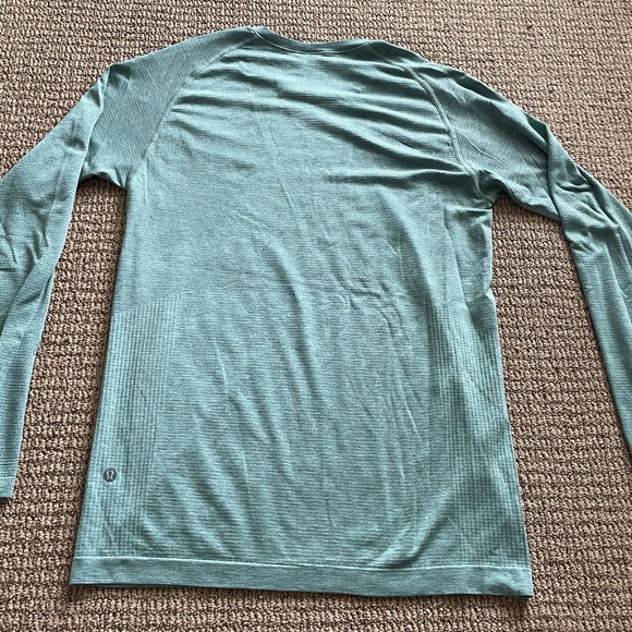 Lululemon metal vent tech long sleeve - Picture 3 of 4